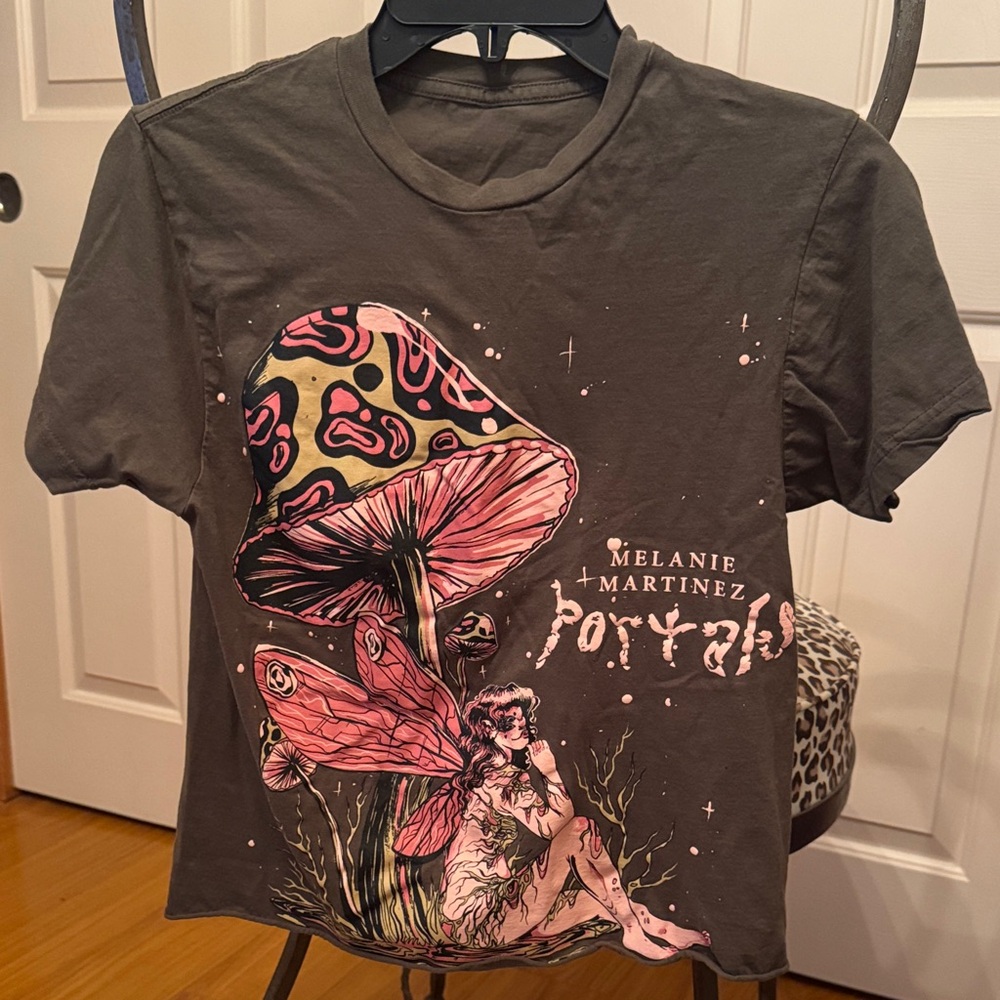 Graphic Crop Top - Black